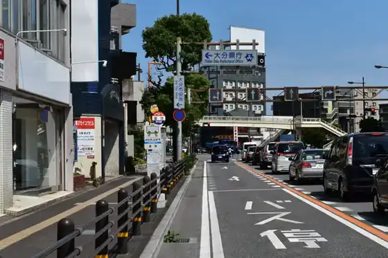 歩道橋を目指して直進する通り