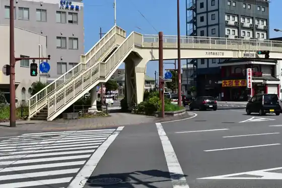 歩道橋のある金池町3丁目の交差点