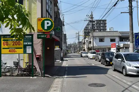 左側の三井リパーク駐車場